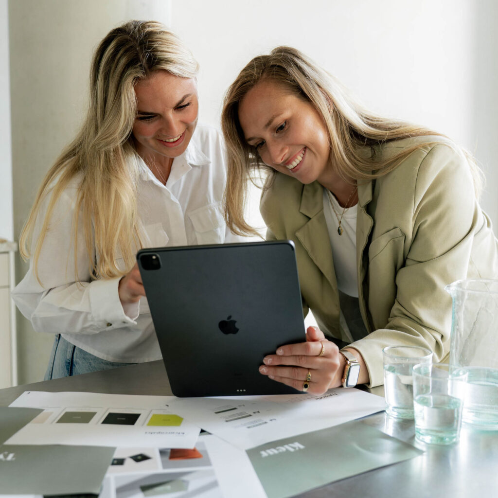 2 vrouwen kijkend naar iPad